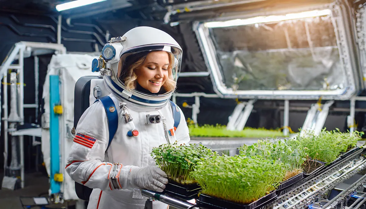 Женщина космонавт выращивает микрозелень в Космосе на Международной космической станции.